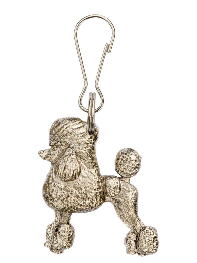 【全189種】 イギリス製 アート ドッグ ジッププル コレクション （ジッパープル）犬種：プードル（コンチネンタルカット）サイズ（パーツ部分除く）：4.1×4.0×0.3 cm　重量：13 g合金製（アンティークシルバー調仕上げ）　　同シリーズのドッグキーホルダーよりもパーツ部分が短くなり、より幅広い用途でのご使用が可能となりました。とても精巧な作りとアンティーク感で さりげない おしゃれを演出できるアイテム、ドッグ ジッププルです。ギフトやプレゼント、贈り物にもピッタリなアイテムです。 50年以上の歴史と伝統を持つイギリスのメーカー オールデン・アーツで造られている 精巧でアンティーク感のある金属製（合金製・アンティークシルバー調仕上げ）ドッグ ジッププルです。犬種の特徴を忠実に 毛並みも緻密に再現されており 芸術性の高い仕上がりとなっています。品のあるデザインでギフトやプレゼント、贈り物にもピッタリなアイテムです。衣服のチャックの留め具部分や、鞄、ハンドバッグ、小物入れ、ペンケースなどの他、ご愛犬の首輪に 鑑札と一緒に付けたりと アイデア次第で様々なものに取り付けてのご使用が可能です。【オールデン・アーツ】 約50年前にイギリス・ロンドンのコヴェント・ガーデンの露店から始まり、現在はドッグショーの世界を中心にイギリスの多くの愛犬家に親しまれているドッグアクセサリーメーカーです。製品の多くは当時のイギリスのデザイナー職人の手によってデザインされ、どの犬種のアイテムもとても精巧で芸術的センスの高い本格的な造りとなっていて、品のあるシルバー色、ゴールド色を帯びたこれらの製品は どの毛色の犬の飼い主様であっても 違和感なく使う事ができると 本国であるイギリスでは高い人気を誇っています。製品のすべては現在でもイギリスの職人たちの手によって一つ一つ丁寧に造り続けられています。※商品の写真は実物と相違点の無いよう細心の注意を払っておりますが、室内・野外、天候などの光環境や、お客様がご覧になっているパソコンやモニターの種類によって、実物との色合い等が若干異なって見える場合があります。予めご了承いただけますようお願いいたします。万一商品の画像と実際の商品が大きく異なり、商品にご納得いただけない場合には、ご連絡いただけましたら返品・キャンセル等の対応をさせていただきます。