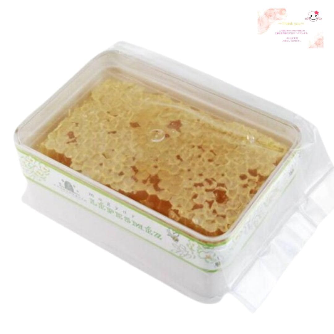 ハンガリー産。上品でくせの少ないアカシアの蜂蜜。板状の蜂の巣を巣箱から切り出して容器に入れました。ミツロウ(白い部分)もそのまままるごとお召し上がりいただけます。ホットケーキやブルーチーズはもちろん、ピザ、トースト、アイスクリームに合わせたり、バターを混ぜてクリーム状にしてシャリシャリした食感をお楽しみいただいたり、アカシヤの特性で粘度が弱いためあらゆる料理に使いやすくなっています。