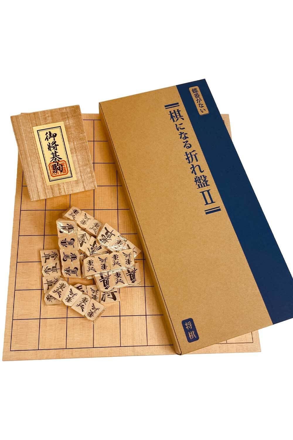 【蝶番なしで安定】 実用新案登録の特殊構造（登録第3095597号）により、蝶番がなくテーブルを傷つけず、安定した対局が可能です。【木製の美しい将棋盤】 MDF圧縮木材にスプルース木目加工を施し、見た目も手触りも自然木に近い仕上がり。【本格派の将棋セット】 樺（カバ）材の押駒付き。裏面は赤字で「と金」などが明記されており、初心者にも見やすい仕様。【収納性にも優れる折りたたみタイプ】 折りたたみ式ながら、広げると完全フラットに。使わないときはコンパクトに収納可能。【サイズ・重量】 使用時：約33.5cm×36.5cm×1.2cm、重量：約1.2kg。ご家庭や教室、趣味用に最適な将棋盤 木製セットです。 将棋盤選びでお悩みの方へ。 やま屋の「棋になる折れ将棋盤」は、蝶番がなくフラットに広がることで、対局中のガタつきやテーブルの傷を防ぐ実用新案登録の設計（登録第3095597号）です。 一般的な折りたたみ将棋盤は、蝶番の金具が干渉して不安定になりがちですが、本商品は完全フラットな設計で、使用時のストレスを大幅に軽減します。 また、将棋盤の表面には木目の美しいスプルース加工を施しており、高級感のある仕上がり。駒には樺（カバ）材の押駒を採用し、裏赤で「と金」などがはっきり読み取れるので、初心者から上級者までご満足いただけます。 使わないときは折りたたんでコンパクトに収納可能。将棋セットとして木製の質感と実用性を両立した逸品です。 【サイズ】約33.5cm×36.5cm×1.2cm 【重量】約1.2kg 【材質】MDF圧縮木材＋スプルース表面加工 将棋のある暮らしを、美しく・快適に。 初心者の入門用にも、長年の愛好家にもぴったりな将棋盤 木製セットです。