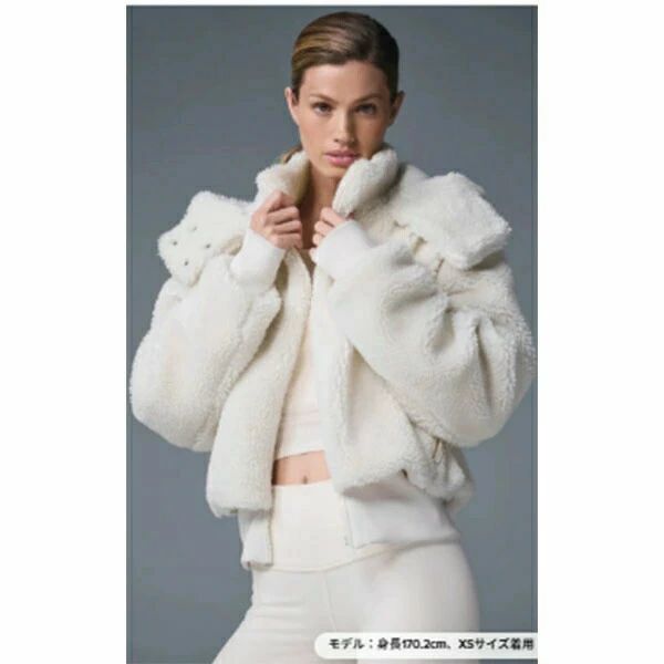 BFS 楽天市場店のalo Foxy Sherpa Jacket フォクシーシェルパジャケット アウター ヒップ丈 取り外し可能なフード 高めの襟 フロントジップ リブ編みの袖と裾 ゆったりとした着心地 ショート丈 短丈 モコモコ ふわふわ ファーコート アウター コート｜アングル2