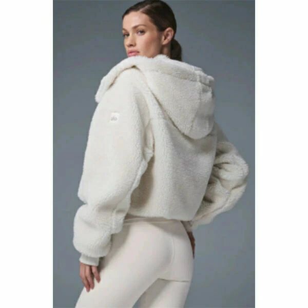 BFS 楽天市場店のalo Foxy Sherpa Jacket フォクシーシェルパジャケット アウター ヒップ丈 取り外し可能なフード 高めの襟 フロントジップ リブ編みの袖と裾 ゆったりとした着心地 ショート丈 短丈 モコモコ ふわふわ ファーコート アウター コート｜アングル3