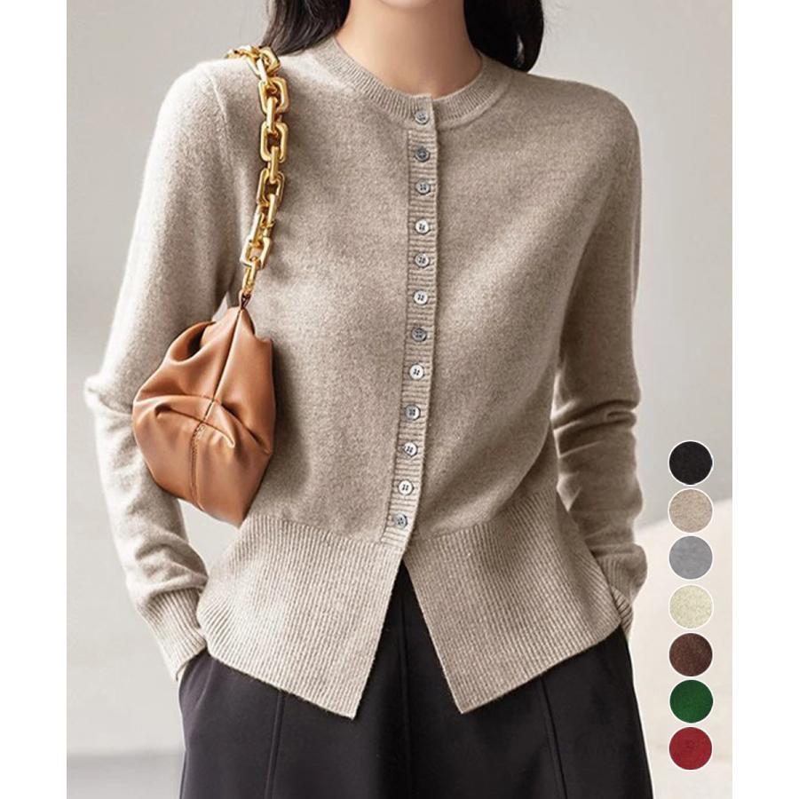 素材：ポリエステル75%+アクリル25%カラー：ブラック/モカ/グレー/ベージュ/ブラウン/ダークグリーン/ワインレッドサイズ：ワンサイズ着丈:約57cm 肩幅:約34cm 袖丈:約57cm ゆき:約74cm 身幅:約45cm 胸囲:約90-130cm裏地：なし伸縮性：あり透け感：なし生産国：中国レディース クルーネックニットトップス オフィスカジュアル 無地リブニット スリムフィット きれいめニットウェア 着回し秋冬シーズンにぴったりのレディースラウンドネックニットセーター。前開きデザインで着脱が簡単なうえ、重ね着スタイルにも最適です。フロントのボタンがアクセントとなり、上品で洗練された印象を演出します。裾には特徴的なデザインが施され、シンプルながらもおしゃれな雰囲気を引き立てます。カジュアルからフォーマルまで幅広く活躍し、デイリーやオフィスのコーディネートにも重宝する一枚です。