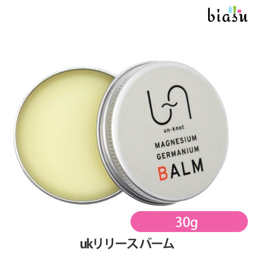 biasu【商品名】 ukリリース バーム【内容量】 30g【メーカー/ブランド】 un-knot【商品概要】天然由来・6つの無添加処方 マグネシウム × ゲルマニウム × シリカを贅沢に配合した、新感覚のリリースバーム 9万年前の火山活動から生まれたミネラル素材｢シリカ(ボルカパウダー)｣を配合。 毎日のセルフケアに取り入れることで、忙しい毎日で頑張り続ける身体をやさしくサポートします。 毎日全身に使うものだからこそ、肌への圧倒的な優しさにこだわりました。 ｢塩化マグネシウム｣、｢有機ゲルマニウム｣が岩盤浴のような芯から温めての健やかな一日に 。 防腐剤・鉱物油・乳化剤・アルコール・着色料・人工香料は一切不使用です 。 ベースにはホホバ種子油やミツロウを採用 。 天然のバクホウシアシトリオドラ葉油(レモンマートル)を配合。 爽やかな香りが呼吸を深くし、高ぶった感情をリセット。 夜の休息前や、仕事の合間のリフレッシュタイムに最適です 。 【使用方法】指の体温で溶かして、気になる部分に塗り込んでください。 少量でも、良く伸びるこだわりの処方です。 ご使用上及びお取扱い上のご注意・ご使用中、発疹、赤み、かゆみ、かぶれなどの異常が現れた場合はご使用を中止し、専門医などにご相談することをおすすめします。・目や口に入らないようにご注意下さい。万が一目に入った場合はすぐに水、又はぬるま湯で洗い流し、異常が現れた場合には、専門医にご相談することをお勧めします。・敏感肌やアレルギー体質の方は、ご使用の際に必ず上腕部の内側など目立たない部分でパッチテストを行い、肌に刺激や異常がないかご確認の上、ご使用下さい。・小さなお子様のお手の届かない所へ保管下さい。 【成分】 ホホバ種子油、馬油、ミツロウ、バクホウシアシトリオドラ葉油、塩化マグネシウム、レパゲルマニウム、シリカ、トコフェロール【原産国】日本製【商品区分】化粧品【広告文責】株式会社美アスTEL:086-728-5600・ご注文頂きメーカー発注後に欠品や終売になっている事が判明した場合には、ご注文をキャンセルさせて頂く事がございます。・掲載変更が間に合わず、商品画像とは違うデザイン(リニューアル後)の商品をお送りする事があります。・天然由来の材料や、材質を使用している商品は、その匂いが付着している事がございます。・メーカー等の都合により、商品規格・仕様（容量、パッケージ、原材料、原産国など）が変更される場合がございます。そのため、実際にお届けする商品とサイト上の商品情報の表記が異なる場合がございます。ご使用前に必ずお届けした商品の商品ラベルや注意書きをご確認下さい。詳細な商品情報が必要な場合はメーカー等にお問合せ下さい。(※仕様等、最新情報に更新するよう心掛けておりますが、メーカーの変更に間に合わない事もございます。現状優先として対応しておりますので、ご心配の方はご注文前に必ずご確認下さい。)疑問点・ご不明点がございましたら、お手数ですがご購入前に必ずお問い合わせ下さいますようお願い致します。