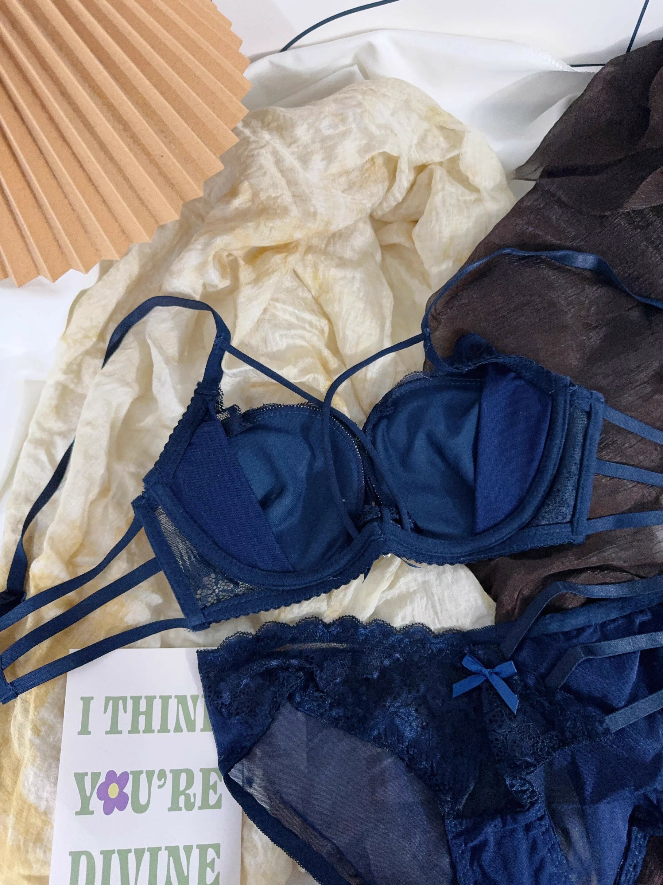 ご来店いただいて誠にありがとうございます。 ★セット内容：2点セット ★付属品：なし ★伸縮性：普通 ★厚さ：普通 ★季節：春秋夏冬 ★カラー：写真より　 ★ワイヤー：ない ★素材：ポリエステル、その他 ★サイズ（cm）： S （32/70AB） M （34/75AB） L （36/80AB） XL （38/85AB） 【ご注意】 ★実際に測ったサイズですので、採寸方法により、±2cm誤差が有る場合がございます。 ★商品画像はご覧になるモニターなどの環境によって若干の誤差があります。 ★発送上の状態によって商品がシワになる場合がございます。予めご了承くださいませ。 ★表記している商品以外のものはセットではございません。 ★在庫数の更新は随時行っておりますが、お買い上げいただいた商品が、品切れになってしまうこともございます。あらかじめご了承ください。ご来店いただいて誠にありがとうございます。 ★セット内容：2点セット ★付属品：なし ★伸縮性：普通 ★厚さ：普通 ★季節：春秋夏冬 ★カラー：写真より　 ★ワイヤー：ない ★素材：ポリエステル、その他 ★サイズ（cm）： S （32/70AB） M （34/75AB） L （36/80AB） XL （38/85AB） 【ご注意】 ★実際に測ったサイズですので、採寸方法により、±2cm誤差が有る場合がございます。 ★商品画像はご覧になるモニターなどの環境によって若干の誤差があります。 ★発送上の状態によって商品がシワになる場合がございます。予めご了承くださいませ。 ★表記している商品以外のものはセットではございません。 ★在庫数の更新は随時行っておりますが、お買い上げいただいた商品が、品切れになってしまうこともございます。あらかじめご了承ください。