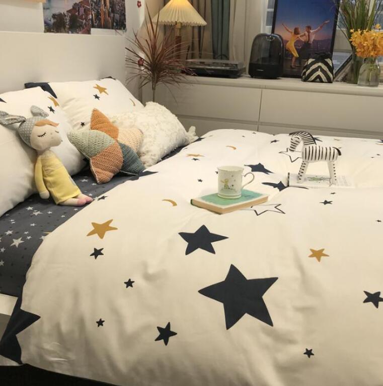 Bedding - 送料無料 布団カバーセット 綿100％ 北欧 ダブル クイーン 4点セット 可愛い星月柄 ボックスシーツ/フラットシーツ 通気性 速乾 柔らか 肌に優しい 四季通用 子供 大人 掛けカバー 枕カバー おしゃれ 引っ越し 寝具カバーセット 洗い替え 安心 清潔 新作★激安★セール