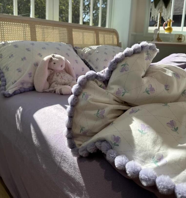 ご来店いただいて誠にありがとうございます。 ★付属品：なし ★カラー：写真より　 ★素材：ポリエステル、その他 ★サイズ（cm）： フラットシーツタイプ シングル（3点セット） 1点布団カバー：150*200cm 1点フラットシーツ：180*230cm 1点枕カバー：48*74cm 1.5mサイズ用（4点セット） 1点布団カバー：200*230cm 1点フラットシーツ：230*245cm 2点枕カバー：48*74cm 2.0mサイズ用（4点セット） 1点布団カバー：220*240cm 1点フラットシーツ：240*260cm 2点枕カバー：48*74cm ボックスシーツタイプ 1.5mサイズ用（4点セット） 1点布団カバー：200*230cm 1点ボックスシーツ：150*200cm 2点枕カバー：48*74cm 1.8mサイズ用（4点セット） 1点布団カバー：200*230cm 1点ボックスシーツ：180*200cm 2点枕カバー：48*74cm 【ご注意】 ★実際に測ったサイズですので、採寸方法により、±2cm誤差が有る場合がございます。 ★商品画像はご覧になるモニターなどの環境によって若干の誤差があります。 ★発送上の状態によって商品がシワになる場合がございます。予めご了承くださいませ。 ★表記している商品以外のものはセットではございません。 ★在庫数の更新は随時行っておりますが、お買い上げいただいた商品が、品切れになってしまうこともございます。あらかじめご了承ください。ご来店いただいて誠にありがとうございます。 ★付属品：なし ★カラー：写真より　 ★素材：ポリエステル、その他 ★サイズ（cm）： フラットシーツタイプ シングル（3点セット） 1点布団カバー：150*200cm 1点フラットシーツ：180*230cm 1点枕カバー：48*74cm 1.5mサイズ用（4点セット） 1点布団カバー：200*230cm 1点フラットシーツ：230*245cm 2点枕カバー：48*74cm 2.0mサイズ用（4点セット） 1点布団カバー：220*240cm 1点フラットシーツ：240*260cm 2点枕カバー：48*74cm ボックスシーツタイプ 1.5mサイズ用（4点セット） 1点布団カバー：200*230cm 1点ボックスシーツ：150*200cm 2点枕カバー：48*74cm 1.8mサイズ用（4点セット） 1点布団カバー：200*230cm 1点ボックスシーツ：180*200cm 2点枕カバー：48*74cm 【ご注意】 ★実際に測ったサイズですので、採寸方法により、±2cm誤差が有る場合がございます。 ★商品画像はご覧になるモニターなどの環境によって若干の誤差があります。 ★発送上の状態によって商品がシワになる場合がございます。予めご了承くださいませ。 ★表記している商品以外のものはセットではございません。 ★在庫数の更新は随時行っておりますが、お買い上げいただいた商品が、品切れになってしまうこともございます。あらかじめご了承ください。