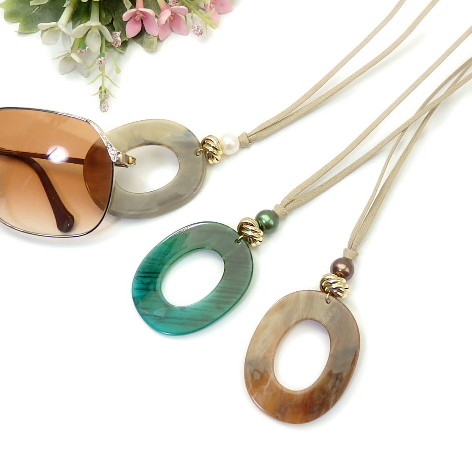 メール便 メガネホルダー 大ぶり マーベラス アクリル ネックレス ペンダント サングラスかけ マーブル..