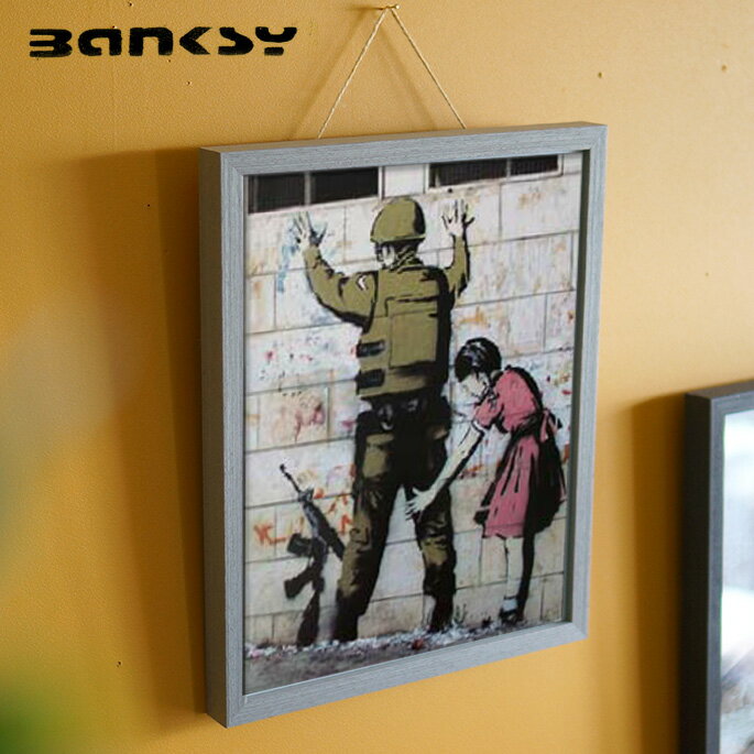 アート Girl Searching Solder バンクシー Banksy IBA-61731 絵画 アートフレーム 風刺画 ストリートアート 路上芸術 オークション イギリス ロンドン 芸術 オシャレ 305×380×32mm 英国 UK ダークユーモア ブラックジョーク ステンシル技法