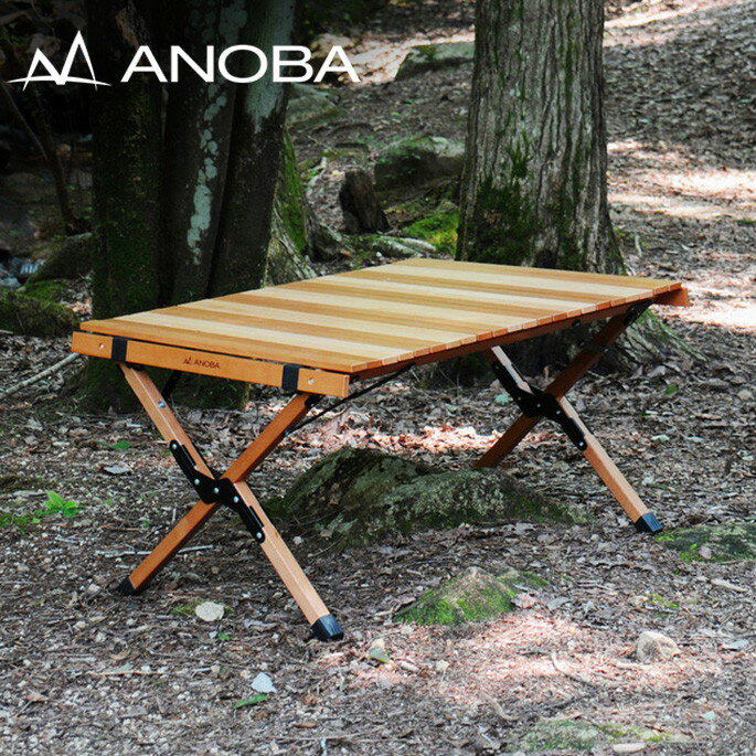 テーブル ウッドロールテーブル Wood Roll Table アノバ ANOBA AN005 ロールテーブル レジャーテーブル 折りたたみ 木製 アウトドアテーブル バイカラー ツートーン コンパクト アウトドア BBQ キャンプ フィールドギア キッチン 外ご飯 海オートキャンプのアイコンとなったウッドテーブル。ANOBA(アノバ)からロールトップ形状でコンパクトに収納することができるWood Roll Table(ウッドロールテーブル)が登場しました。サイジングやツートーンカラーにこだわった一品でお持ちのウッドカラーにもうまくマッチします。収納袋付きで収納することができキャリー可能です。ANOBA自らが愛せるギア。新製品は、必ず企画メンバーがキャンプへ持ち出し、何度も使用感を確かめ、度重なる調整を経て製品化となります。絶対条件は、自分たちが使いたいと思えるアイテムであること。愛情と熱意が形になったものそれがANOBAです。ANOBA(アノバ)のWood Roll Table(ウッドロールテーブル)はロールトップ形状でコンパクトに収納袋へ収納することができるので持ち運びがしやすくアウトドアシーンには重宝します。サイジングやツートーンカラーにこだわった一品なのでどんなキャンプシーンにもマッチし雰囲気をグッと格上げしてくれるおすすめのアイテムです。サイズ80×60×h44cm材質ブナカラー納期5日から10日程度その他付属品(収納袋)ポリエステルポイント(静耐荷重)約30kgインナーサイズ収納サイズ83x26x13cm送料オーダーガイドをご覧ください