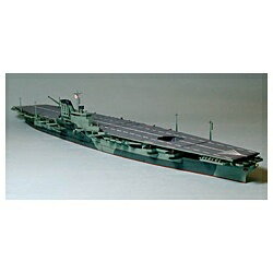 就役後わずか10日で姿を消した幻の空母、信濃の1/700ウォーターラインモデルです。 ■大和や武蔵とは形状の異なる艦体は新たに設計。船体側面のモールドも精密に再現しました。 ■飛行甲板下の格納庫も再現し、内部に艦載機を収めることが可能。 ■前後2基のエレベーターは上昇と下降状態を選択できます。 ■艦橋や外側に傾斜した煙突部分、蒸気捨管なども立体感あふれる仕上がり。 ■ロケット噴進砲をはじめとする強力な対空兵装も精密な彫刻で再現。 ■艦載機は流星など32機をセット。透明パーツですから、キャノピーを塗り残せばいっそうリアルに仕上がります。