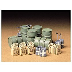 第二次大戦中、ドイツ軍が燃料や飲料水の補給や輸送に使ったドラムカンとジェリカンのセットです。ドラムカンは2本の保護バンドや中央部の給油口が特徴のタイプを使い古したヘコミまでリアルに再現。ジェリカンは独特のキャップや中身を示す刻印も実感あふれる仕上がりです。またハンドポンプや水道の蛇口もセット。車輛のアクセサリーや情景の小道具に活躍します。