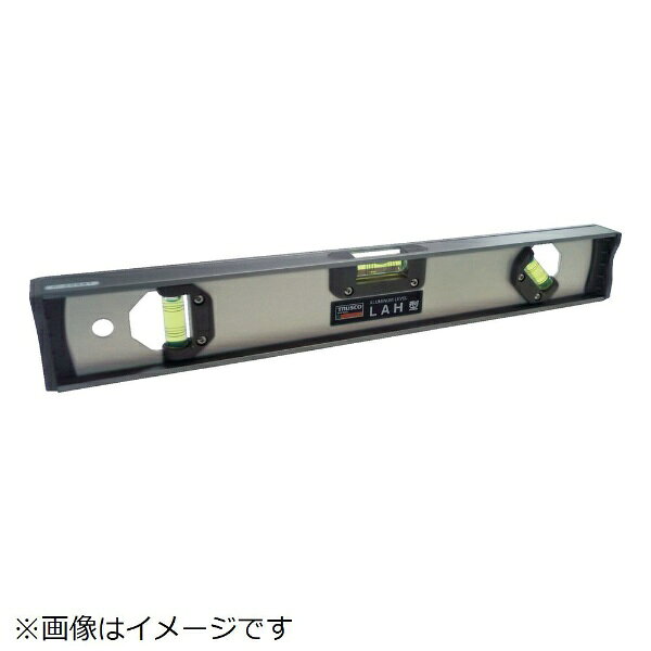 ■アイビーム型フレームの定番品です。大径気泡管で見やすいです。■4本目盛入です。■45°測定可能です。（150mmは45°測定用気泡管なし）■V溝がついているため、パイプ等の上において使用可能です。■垂直気泡管付です。【用途】・水平・垂直・45°測定に。【仕様】・長さ（mm）： 600・高さ（mm）： 56・厚さ（mm）： 26・マグネット： なし・感度： 0.5mm/m=0.0286°・精度： ±1.5mm/m=±0.0859°以内・測定方式： 気泡管の目盛線の中央に気泡がくる様にして測定してください・垂直気泡管： 付・アイビーム型フレーム・V溝付