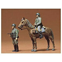 軍馬にまたがる第二次大戦中のドイツ陸軍将校をリアルに再現したプラスチックモデル組み立てキットです。自然なプロポーションでモデル化した静止姿勢の馬1体、乗馬中の将校1体に加え、立ち姿でMP40サブマシンガンを構える将校も1体セット。馬は鞍やあぶみを別パーツとして立体感あふれる仕上がり。乗馬中の将校は手綱を握るポーズや双眼鏡をのぞくポーズ、右手に拳銃を持ったポーズが選べます。