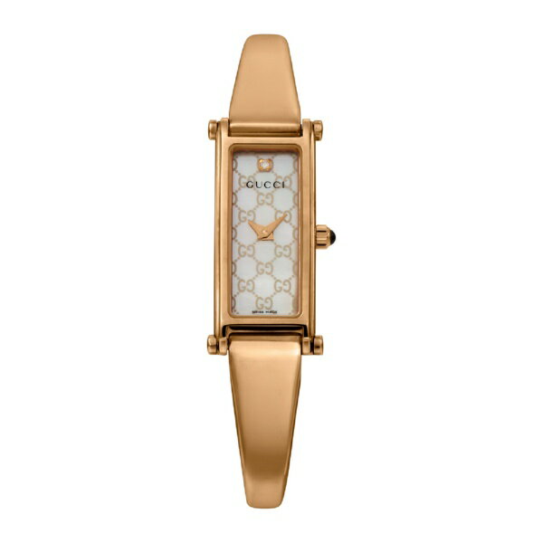「1500シリーズ」は細身のレクタングルケースや留め金部分のホースビットモチーフが特徴のタイムピースです。 艶のあるバングルタイプのブレスレットはグッチの代名詞でもありクラシカルかつ軽やかな装いに仕上げているため日々のお洒落にエレガントさを加えることができます。グッチを代表するバングルウォッチから乗馬の世界感を取り入れ馬具の「轡(くつわ)」をイメージしたデザインを落とし込んだタイムピース。 ピンクゴールドカラーで統一されたステンレス製のケースとサイズが2段階調節できるバングルや針、「GG」パターンが入ったやわらかなホワイトシェル文字盤の12時位置にはダイヤモンドが煌めきます。 またクラシカルな「レクタングルケース」が特徴のウォッチでケース幅が小ぶりに作られている為、バングル部分の丸みがより強調されのエレガントな雰囲気を感じられます。GUCCI（グッチ）卓越したイタリアのクラフトマンシップ、ラグジュアリーな伝統とファッションが融合したブランド。1921年にフィレンツェで創設されて以来、イタリアを象徴するグッチのスタイルはエレガンスと洗練、そしてグラマラスな魅力を体現し、世界中のセレブリティやファッションリーダーを魅了しています。こと腕時計に関してはスイス時計の聖地と言われるラ・ショード・フォンにファクトリーを構え、組み立ては全て熟練の職人が手作業で行うなど、並々ならぬ情熱を注いでいます。ラグジュアリーウォッチの領域に留まらない、細やかで繊細なディテールが、世代を超えて愛され続けています。「入荷次第出荷」表記の商品のうち、仕入先にて在庫切れとなっていた場合、 一部商品を除き約1ヶ月以上お時間を頂く場合がございます。予めご了承ください。 お急ぎのお客様は、在庫状況を確認させて頂きますので、ご購入前にお問い合わせ下さいます様お願い申しあげます。