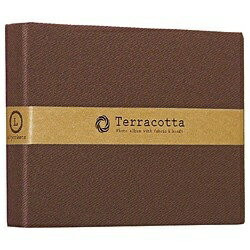 ■本体サイズ：タテ107×ヨコ142×背巾18mm ■布地表紙 ■Lサイズ(ヨコ)：ポケット台紙（クラフト）20枚 ■透明袋入り ■本体重量：95g 　 ※L判プリント40枚収納可能