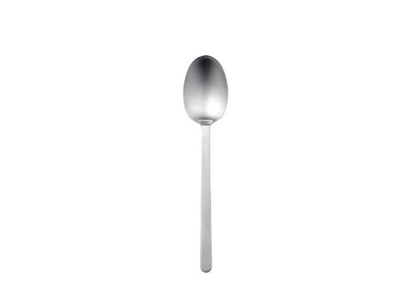 Gense（ゲンセ）とは「Gustaf Eriksson NySilverfabrik Eskilstuna」の略語です。創業者のグ スタフ・エリクソン(「G」ustaf「E」ricksson) が 銀メッキ工場(「N」y「S」ilverfabrik) をスウェーデン南部に位置するエスキルストゥーナ(「E」skilstuna)で始めたことから、その頭文字をとって名づけられました。Genseは北欧で最も大きなシルバーやステンレスのカトラリーメーカーの一つで、1856年にスウェーデンで創業され、160年以上の伝統と職人技を誇っています。GENSEにおける最高のデザイナーとのコラボレーションは、GENSE の重要なブランド哲学でありDNAで、これまでに多くの名作を生み出しています。Fuga、Twist、Pantry、Steel Line、Focus de Luxe、Dorotea、Old Farmer、などです。これらの名作は20世紀初頭以来の北欧デザイン界の基礎と発展に貢献してきました。1982年にはスウェーデン王室に認められ、王室御用達メーカーとなりました。毎年ストックホルムで行われるノーベル賞の晩餐会では GENSEのカトラリーが使用されています。ヤコブイェンセンデザインはデンマークを代表する世界的なデザイナーだったヤコブイェンセン（1926-2015）のデザイン哲学を継いだデザインチームです。彼らは時代を超えた伝統的な北欧デザインと、ユニークなグラフィックスタイルを融合したアートなプロダクトを生み出し、多くの世界的なプロジェクトを行ってきました。NORMノルムシリーズのデザインチームは、ミニマルなデザインと人間工学のバランスが美的調和で結ばれたモダンなカトラリーを作り出しました。丸みを帯びた細部の形状とスッキリと伸びたストレートなアウトラインによって作り出される表現が特長です。ノルムは2022年に国際的なデザイン賞のRed Dot Designを受賞しました。
