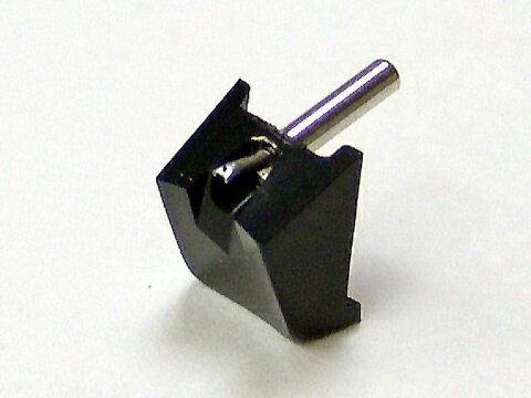 243-600は、Stanton（スタントン）のレコードカートリッジ：600Aに使用できる、メーカーが製作した純正の針ではない、純正針と同等の性能を備えた代替針（交換針）です。この代替針（交換針）は「合成ダイヤ丸針」タイプです。標準的な円錐形状を持つ、一般的なレンジの音域を再生する汎用モデルです。一般的な寿命は約200時間です。