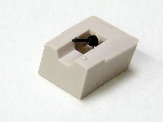 60-N-6900は、YAMAHA（ヤマハ）のレコードカートリッジ：CG-6900に使用できる、メーカーが製作した純正の針ではない、純正針と同等の性能を備えた代替針（交換針）です。この代替針（交換針）は「合成ダイヤ丸針」タイプです。標準的な円錐形状を持つ、一般的なレンジの音域を再生する汎用モデルです。一般的な寿命は約200時間です。