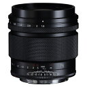 ■NOKTON 75mm F1.5 Asphericalは、キヤノンRFマウント専用の大口径マニュアルフォーカス中望遠レンズです。フルサイズのイメージサークルをカバーし、光学設計はキヤノンR システムカメラのイメージセンサーに最適化されています。カメラ内での電子的なレンズ光学補正の機能には依存せず、レンズそのものの性能を画像として写し込む仕様です。本レンズは電子接点を搭載し、レンズとボディ間での電気通信を実現*1しています。キヤノンEOS Rシステムのボディとの組み合わせによりExif情報、ボディ内手ブレ補正（3軸）*2に加え、3種類のフォーカスアシスト機能（拡大表示、ピーキング、フォーカスガイド*3）に対応しています。■レンズ構成は6群7枚で、開放絞り値F1.5の大口径でありながらコンパクトさと性能の高さを両立。非球面レンズを採用することで、絞り開放から優れた描写力を発揮します。本レンズの最短撮影距離0.5mにおける絞り開放F1.5での合焦範囲はおよそ±2mmと非常に浅く、大きなボケが楽しめます。その一方、同様に最短撮影距離0.5mで最小絞りF32を用いれば合焦範囲はおよそ±4cmとなり、深いピントを得ることも可能です。■ピント合わせはマニュアルフォーカス専用で、金属製のフォーカスリングにはグリップ力に優れたダイヤパターンローレットを採用。市販の動画用フォーカスギア取り付けの際にも安定感があり、絞り開放時のシビアなピント合わせにも耐える高精度の金属製ヘリコイドによる、グリスアップされたシルキーな操作感覚も特長のひとつです。絞りは操作リング直結のメカニカル制御で、カメラ側のコマンドダイヤルではなくレンズ側で調整します。■絞りリングにはクリック切替え機構があり、動画撮影時や細かいピント深度の調整時などでクリックに影響されず無段階で絞りの開閉を行うことが可能です。絞りの枚数は12枚で円形に近く、F1.5の大口径とやや長めの焦点距離の相乗効果で“大きく背景をぼかす”写真表現に最適であることに加え、点光源のアウトフォーカス部分なども整った形で描写します。本レンズには金属製のねじ込み式専用レンズフードが付属しています。*1 キヤノンEOS Rシステムのユーザインターフェイスにおける絞り値は1/3 step表記であることから、レンズ名称以外のExif情報開放F値は“F1.6”と表示されます。*2　ボディ内手ブレ補正機能を搭載したボディでのみ有効です。*3　EOS RPを除く。