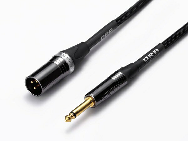 J10-Phone XLR Proはマイスタークラフトマンの資格を持つものにより半田付けが行われ、一本一本丁寧に製作されたプロフェッショナル用ケーブルです。端子にはORBオリジナルカスタムのノイトリック社製金メッキプラグを使用、シェルに硬質黒ニッケル鍍金を施し、剛性を高め振動を防ぐことによる音質向上と共に、傷がつきにくく、美しい深みのあるガンメタリックカラーが上品なルックスを表現します。J10ケーブルは、数値上のテストだけではなく、アーティストの方々による厳しい実使用テストによりサウンドを徹底的に鍛え上げました。高い音質と共に、産業機器のフィールドで鍛えたノウハウを活かし耐久性にも非常に優れています。また、アウターネットにまで妥協なく拘り、美しい外観と共に制振による音質向上を実現しました。音質だけではなく、美しい外観を持ち、マイスタークラフトマンの手によって一本一本丁寧に製作されたORBのケーブルで、本来の美しい音、音楽をお楽しみください。