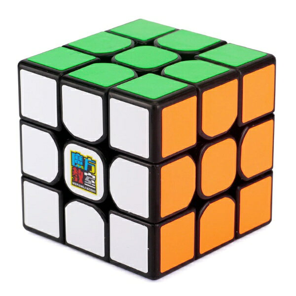 MoFangJiaoShi（Cubingclassroom）ブランドのキューブはすべて初心者の育成、入門向けに本気で開発した高コストパフォーマンスキューブです。上位のキューブと比べるとやや重量が軽く、内部構造も簡略化されていますが、■軽くスムースに回る■キューブが柔軟に動きキューブがずれていても多少のずれは吸収して回転させることができるなどといった競技向けキューブとして必要な基本性能面は高レベルで実現しており、競技向け上位モデルで培ったテクノロジーがうまく落とし込まれています。この価格帯であってもスピードキューブの練習には十分すぎる性能でただ安いだけのキューブでは無いのがスゴイです。