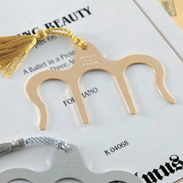 ページオープナー ゴールド分厚い楽譜や、レシピ本、教則本などもしっかりホールド。これさえあれば手離しで作業できます。