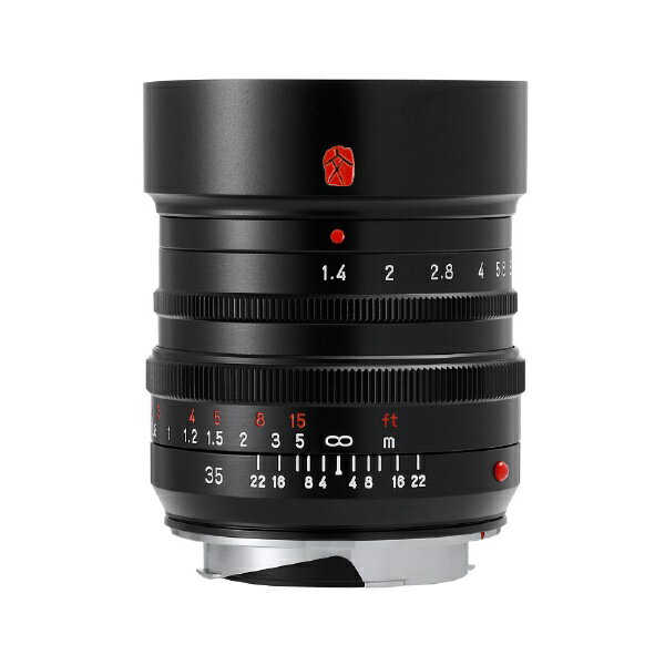 七工匠 7Artisans 35mm F1.4は、距離計連動対応のライカMマウント用レンズです。大口径F1.4でありながら、絞り開放時でも画面の隅まで精細な画質を実現しています。色再現性がよく、前後のボケも柔らかで、人物や風景の撮影、夜景と幅広い用途に使用できます。また、より正確にカメラの距離計を動かすために、レンズの距離計連動カムを調整するツールとチャートも付属。他のMマウントレンズ同様、マウントアダプター経由で各種ミラーレスカメラへ装着することもできます。【仕様】対応マウント：ライカM焦点距離：35mmフォーカス：MF（マニュアルフォーカス） ※距離計連動型レンズ構成：9群10枚（高屈折レンズ4枚）対応撮像画面サイズ：35mmフルサイズ最短撮影距離：0.7m絞り：F1.4-F22絞り羽根：10枚フィルター径：49mmサイズ：約Φ59×69mm（マウント部除く）質量：約375g付属品：精密ドライバー（レンズの距離計連動カム微調整用）、レンズケース組み込み式レンズフード付き