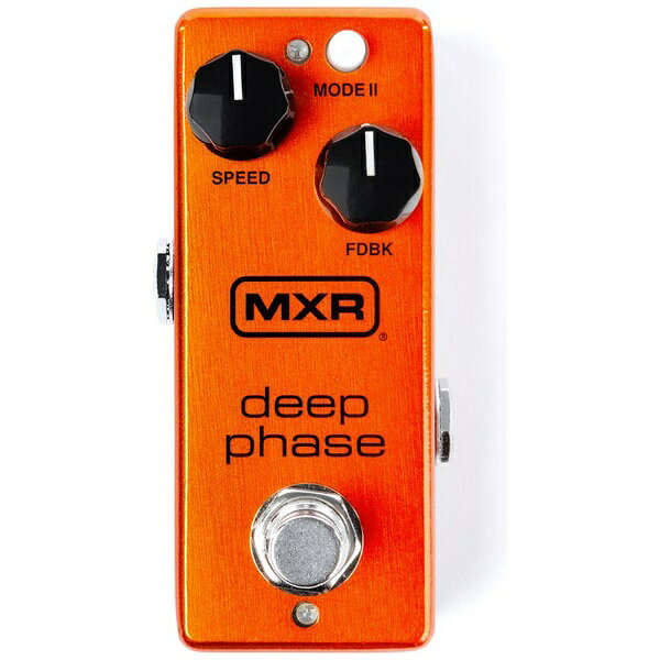 MXR Deep PhaseはMXRの伝統のフェイズトーンを基に、よりクリアなサウンド、象徴的なミッドレンジ、ピッキングへの反応性を実現。コンパクトなサイズながら、微調整を可能にしました。DEEP PHASEは2つのノブとMODEスイッチによって、繊細でメロウなエフェクトから激しいロータリーサウンドまで幅広いフェーズトーンを提供します。モジュレーションの速度をコントロールするSPEEDノブに加え、FDBKノブはフィードバックを調整し、キャラクターをコントロールします。また、MODE IIスイッチによって4段・8段の2タイプのフェイズが選択可能です。ローエンドの周波数帯にも対応し、ベースでの使用も可能。また、フェイザーペダル特有のバイパス／エフェクト時の音量差を解消する設計がされています。ペダルボードに省スペースで収まるMXRミニハウジングを採用しています。サイズ：45mm(W) × 92mm(D) × 55mm(H)電源：9V（アダプターのみ/センターマイナス）