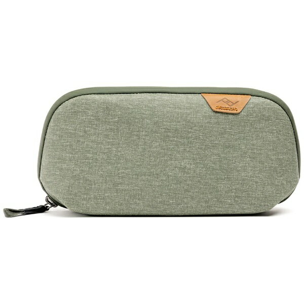 「テクポーチスモール」は、テクポーチの美しいデザインと実用性はそのままに、サイズを約半分にしたポーチです。どんなバッグにも収まるコンパクトなサイズながらも、ケーブルやSDカード、バッテリーに充電器など、さまざまな小物類を整理して収納できます。内側には4つに分かれた収納スペースと、オーガナイザーポケットやジッパーポケット、さらにペンホルダーを備えています。また、開口部が大きく開き自立するため、視認性とアクセス性にも優れています。ポーチ背面にコードフックループが付いているので、別売りのピークデザイン製ストラップやフラットフックストラップ（発売予定）を取り付けて、ボディバッグとしても使用できます。外寸：H11.5 × W24 × D9cm内寸：H10.5 × W23 × D8cm容量：1L重量：195g