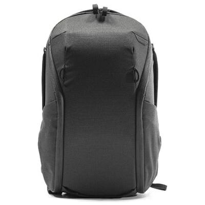 カメラバッグとしての機能を備えつつ、アーバンシーンでも活躍するバックパック。メイン収納部は前面のジッパーで大きく開き、自由度の高い中仕切りで機材や小物を整理できます。外寸：H42×W26×D20cm内寸：H37×W21×D12cmノートPC収納部：H33×W22.9×D2.5cm容量：15L重量：1.34kg（中仕切り含む）収納例：レンズを装着したミラーレスカメラとレンズ3-4本、アクセサリー類※PFASフリー同梱物：中仕切り（FlexFold(TM)）×2、ロングエクスターナルキャリーストラップ×2、スターナムストラップ×1、キーテザー×1