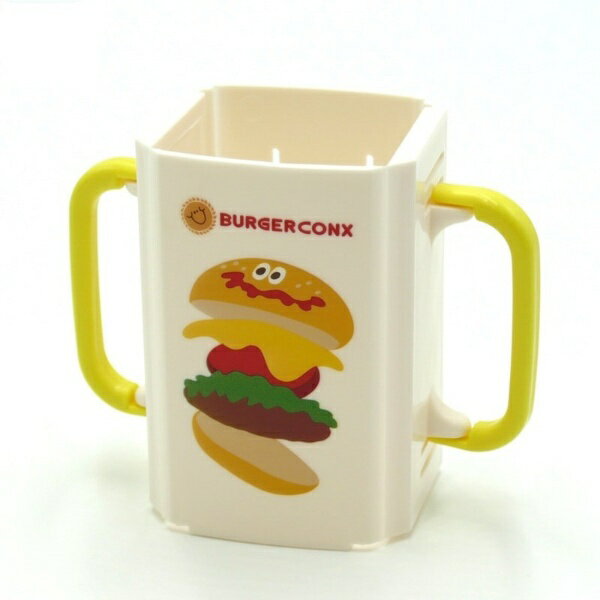 紙パック本体を直接持たずに飲めるので、紙パックを押しすぎて中身がこぼれてしまう等のトラブル防止になります。持ちやすい折りたたみ式ハンドル付きなので、両手で握れて安定感があります。本体・ハンドルは折りたためてコンパクトになるので、お出かけの際の携帯にも便利です。幅広い紙パックサイズに対応するスライド式の伸縮構造になっています。■対応サイズ■50×47〜71mm以下の紙パック※小さいサイズの紙パックをセットされた際は、空間部分が多くなり、動きやすくなるのでご注意下さい。【品質表示】ポリプロピレン／耐熱温度120度