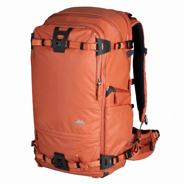 ■TENZING 25L ZIP BACKPACK が備えるプロ仕様のアウトドア キャリー システムは、人間工学に基づいた逆「U」字型のアルミニウム チューブ サポート構造を採用。 安全性とバランスを確保するだけでなく、バッグパック自体の揺れを防ぎ、重量を感じさせません。■天蓋はシンプルでスリムなジッパー式。快適で通気性のある一体型のバックパッドは、調節可能なショルダーストラップ、チェストストラップ、ウエストベルトを組み合わせることで、通気性を保証します。快適な背負い心地を実現し、長時間の野外探索の負担を大幅に軽減します。■上下の気室の量は調整が可能。アルミ製のワイヤーを用いてセパレートしている為、上の気室に重い機材を入れても抜ける心配がありません。正面はファスナーにより5Lの拡張が可能。衣類や小型な三脚、踏み台等も収納可能になります。■上部とサイド両方に大型のハンドルを備えており、状況に応じた素早い移動が可能です。キャリーカート用のループも背面中央に備えています。■420D ナイロン生地で高い撥水性と耐摩耗性を確保。YKK製の止水ファスナー、DURAFLEX製バックルなど耐久性が求められる各種パーツに妥協はありません。■取り外し可能なウェストベルト。右側のベルトにはカラビナ等で様々なアクセサリーの取付が可能。左側のベルトはポーチになっており、携帯電話や、レンズキャップを収納可能。●重量：約2.47kg●外寸(高さ×幅×奥行き)：48×29×20cm●内寸(高さ×幅×奥行き)：(36+10)×26×15cm●容量：25L●収納PCサイズ目安：14インチ●付属品：レインカバー、ウエストベルト、トレッキングポール取付用ゴムバンド●フロント拡張：5L