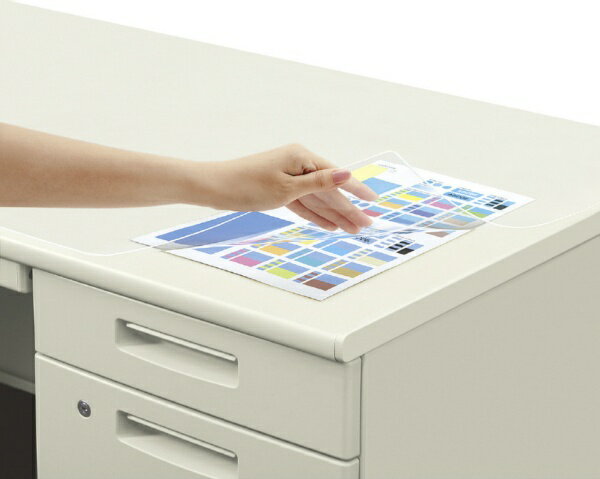 ●オレフィン系樹脂を使用し環境に配慮した仕様の廉価タイプです。透明タイプでマットに挟んだ書類が見やすい素材です。●コピーのインキなどが付着しにくい、両面非転写タイプのデスクマットです。（コピー機・プリンタの種類およびご使用環境などの条件によりインキなどが転写する場合があります。）●端面に汚れの侵入を防ぐコーティングを施しています。