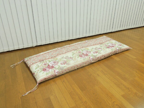 ふかふかでボリュームのあるワイド＆ロング長座布団です。■ボリュームのある中綿は凸凹していない平らな仕上げで寝心地抜群■ゆったりくつろげるワイドロングサイズ■ヒモを結べば枕にも