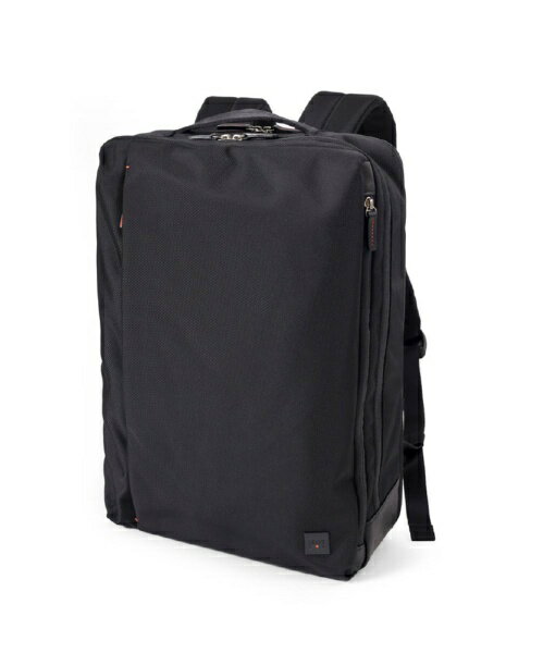 軽量・撥水・高機能なPC対応のビズリュックシリーズ。本体素材には、撥水性のあるツイル織ポリエステルを使用しています。また、開閉部分には撥水加工のコイルファスナー、底部分には合成皮革を組み合わせました。本体構造は2ルーム+前ポケット仕様で、背面ルームはクッション材入りのPC対応です。15.6インチのパソコンが収納できます。メインルームには、ガジェット付属品などの小物も収納しやすいゴムポケットを装備。ペットボトルや小物が収納できる前ファスナーポケットなど、分類収納にも優れています。本体サイズ：W30×H42×D13cm