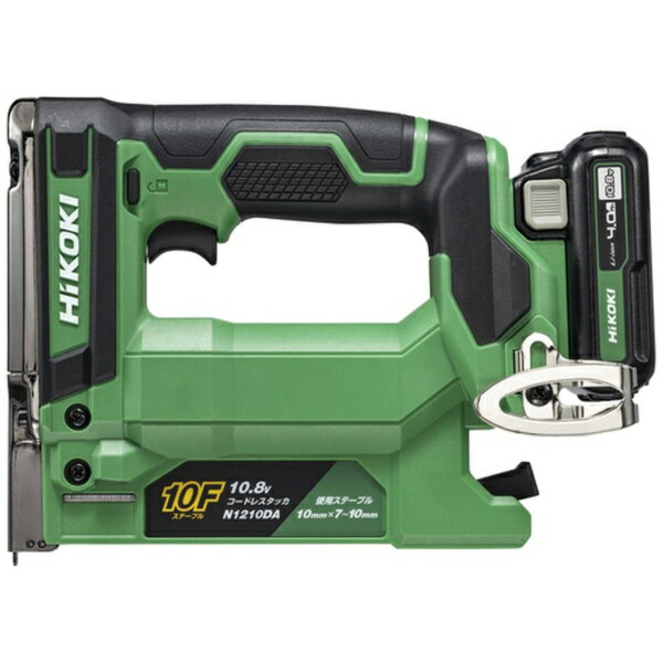 ハイコーキ（HiKOKI）の10.8Vコードレスタッカは、連射性に優れ、レスポンスの改善により打ち込みフィーリングが向上しています。樹脂ハウジングの分解不要で、現場での釘詰まり解除が可能です。金属化された射出部筐体により耐久性も向上しました。隅打ちと狙い打ちがしやすくなっており、ステープル残量が約8本以下になると空打ち防止機構が作動します。LEDライト付きです。