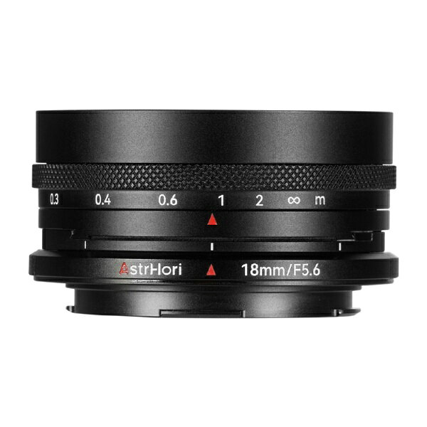 製品概要「AstrHori 18mm F5.6 Shift」は、APS-C対応の広角シフトレンズ。ロータリーシフト機構（±6mm／360°回転・45°クリック）により、構図内の水平・垂直を整えつつ自然なパースで描写可能。約184g・直径66.5mmの軽量コンパクト設計。高屈折率レンズとEDレンズを組み合わせたレンズ構成により歪曲や色収差を抑え、周辺までクリアでヌケの良い描写を実現。日常スナップから実用撮影まで幅広く活躍。パノラマ合成で継ぎ目の少ないワイド画を狙う、商品撮影でパースを整えて形状を正確に見せる、室内・不動産の記録で限られたスペースでもまっすぐな線を保つ、ショーウィンドーや展望台などガラス越しの撮影でシフトにより映り込みを避けるといった用途で、意図どおりの“整った一枚”を手軽に実現。主な特長・ロータリーシフト機構（±6mm／360°回転） 　±6mmのシフト量と360°回転構造を搭載。45°ごとのクリックで回転位置を把握しやすく、建築物や製品の水平・垂直整列を直感的に行えます。・軽量・コンパクト設計 　約184g・直径66.5mmの軽量ボディで携帯性抜群。日常スナップから実務撮影まで、現場に持ち運びやすく幅広いシーンで活躍します。・パノラマ・建築撮影に最適 　シフトで視差を抑えながら画面をつなげるため、継ぎ目の少ないパノラマや建築写真を効率的に作成。撮影時から精度の高い表現ができます。・商品・室内・不動産撮影で正確な再現 　遠近感や形状を自然に整え、EC掲載やカタログ、間取り・設備の記録写真に最適。さらにショーウィンドーや展望台などのガラス越し撮影では、不　　 要な映り込みをシフトでフレーム外に逃がし、クリアな画像を実現します。・歪み・色収差を抑え、幅広い撮影に対応 　高屈折率＋EDレンズにより歪曲や色収差を補正。APS-C設計ながら無シフト時はフルサイズ機でも実用が可能です。※周辺の描写は機種・条件によ り異なります。仕様■ 対応撮像画面サイズ：APS-Cサイズ■ カラー：ブラック■ 焦点距離：18mm (APS-C：35mm判換算 27mm相当)　　■ フォーカスモード：MF(マニュアルフォーカス)■ レンズ構成：5群7枚（高屈折率レンズ1枚■ EDレンズ2枚含む）■ 絞り範囲：F5.6■ 最短撮影距離：0.3m■ フィルター径：58mm■ サイズ：Φ66.5mm x 33.5mm (マウント部除く)■ 質量： 約184g ■ 付属品：レンズキャップ、リアキャップ■ シフト機構：ロータリーシフト（360°回転、±6mmシフト）■ メーカー保証：2年間(自然故障が対象)