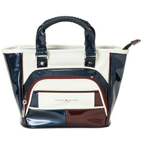 エナメルスポーツシリーズのラウンドバッグスマートなデザインでエナメルの光沢感が特徴。今シーズンのテーマを取り入れ、縦横のラインで都会的な印象を演出。天マチ付きのファスナー開口。正面にはファスナーポケット。内装にもファスナーポケット付き。