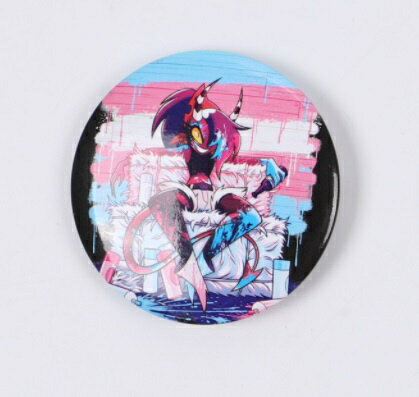 作中の妖艶な雰囲気をそのままに、オシャレなデザインの缶バッジとなっています！ キャラクターたちと一緒にお出かけしちゃおう！