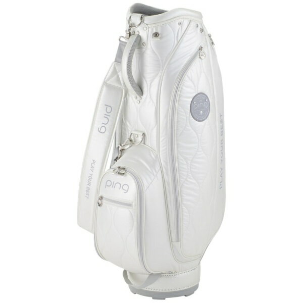 ”映える”軽量パフィーシリーズのキャディバッグパフバッグをイメージしたキルティング加工と光沢感のあるPU素材が”映える”キャディバッグ。ラインストーンがポイントのワッペンでpingロゴを表現し、スポーティー感を抑えた上品なデザイン。持ち運びやすい約2.8kgの軽量性。レインウエアや小物の仕分けにも十分な6ポケット仕様。柔らかい素材感でポケットの使い勝手も抜群。軽量で高級感のあるシャイニーなPU素材を使用。