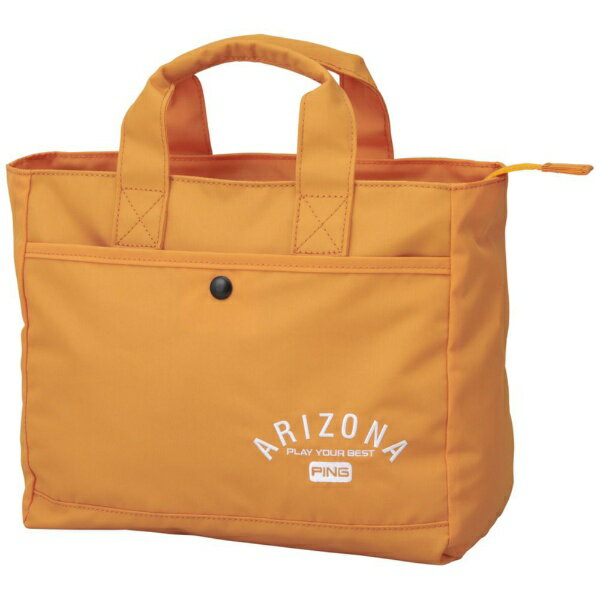 発色の良い素材感とARIZONAロゴが特徴のカジュアルシリーズのラウンドトート本体カラーとカジュアルなロゴ使いで男性、女性どちらも使用可能なニュートラルデザイン。アウターにボタン付き差し込みポケット、インナーにZIP付きポケットと2か所の差し込みポケットがあり収納力抜群のラウンドトート。ハリのある発色の良いポリエステル素材を使用。