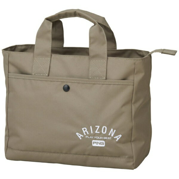 発色の良い素材感とARIZONAロゴが特徴のカジュアルシリーズのラウンドトート本体カラーとカジュアルなロゴ使いで男性、女性どちらも使用可能なニュートラルデザイン。アウターにボタン付き差し込みポケット、インナーにZIP付きポケットと2か所の差し込みポケットがあり収納力抜群のラウンドトート。ハリのある発色の良いポリエステル素材を使用。