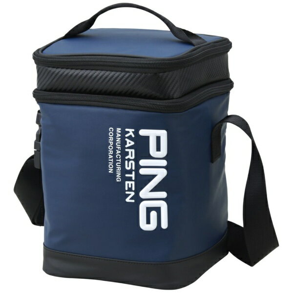 暑い夏のラウンドを支える頼れる保冷バッグ部分的に使用したカーボン調のPU素材と大き目のPINGロゴが特徴の、スポーティーでシンプルなデザインの2層式クーラーバッグ。2層式でメイン収納には500mlのペットボトルが6本収納可能。上蓋収納にはおにぎりやゼリーなどの補食を収納できる仕様。上蓋内側には保冷剤用のメッシュポケット付き。細かいシボが入ったPU素材とカーボン調のPU素材を部分的に使用。