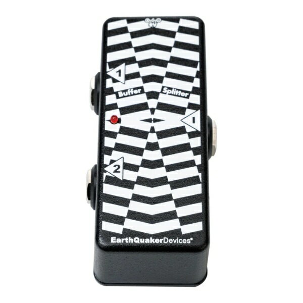Buffer/Splitter質の良いバッファーの使用の重要性は、長いケーブルを引き回したりトゥルーバイパス仕様のペダルを沢山使用する人達なら承知の事実。このアースクエイカーデバイセスのBuffer/Splitterは入力インピーダンスを1Mohm、出力インピーダンスを100ohmに設定し、原音の持つ元々の音質をクリアに、そしてダナミックに次の機材に繋げる仕事を約束します。高音域の保護だけで無く、しっかりとチューニングされたこのBuffer/Preampを通した信号は低音域も安定させ元の信号に躍動感も与えます。原音を大切にするバッファーを通過した信号は二つ分岐された後に出力されます。二つのアンプを同時使用するもよし。モノの信号をステレオに分岐するスプリッターとして使用するもよし。Buffer/Splitterを介して原音とエフェクトのウェットシグナルの分岐点としての使用にも最適ですし、チューナーアウトとしてシグナルチェインからチューナーを抜くなんてシステムもどうでしょうか？寸法 94 x 46 x 46 mm消費電流 15 mA入力インピーダンス 1 MOhm出力インピーダンス 100 Ohm電源この製品は9V、ACアダプターで2.1mmのセンターマイナスのアダプターで使用できます。デイジーチェインやトランス方式でないパワーアダプター等の使用ではノイズが乗る事が有りますので当社では推奨しておりません。また故障の原因になりますので9Vを超える電源は使用しないでください！