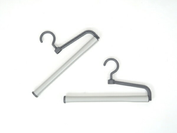 極太バー採用で折りジワ、型くずれを防ぎます。片側が開いているので出し入れラクラク。連結式で省スペース収納。360°回転式フックで掛ける場所を選ばない。