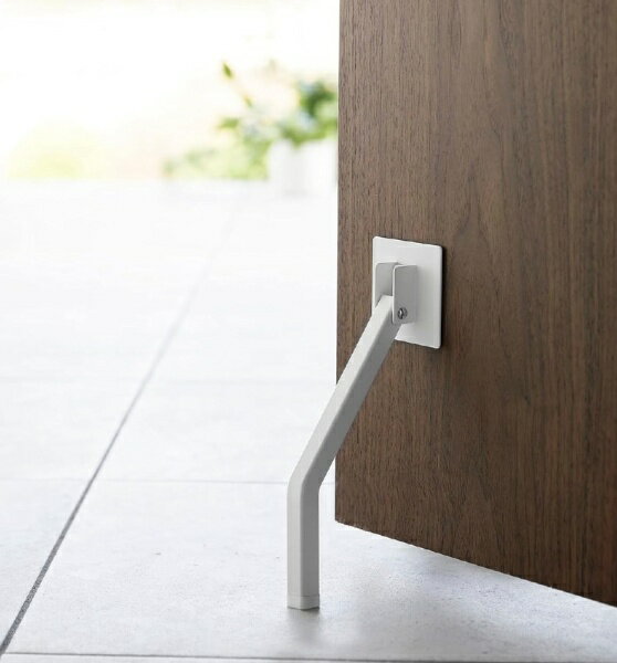 立ったまま片足で操作可能片足で、サッと広げてサッとしまえる、シンプルで機能的なドアストッパーです。立ったまま片足でストッパーの開閉できるので、荷物などで両手がふさがっていても操作しやすい。両面テープで簡単取り付け玄関ドアに両面テープで簡単取...