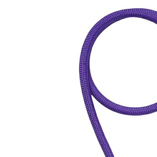 カメラの肩掛け用ロープストラップです。105cmから130cmまで長さの調節ができます。■商品詳細ソリッドカラー（単色）のカメラ用ロープストラップです。105cmから130cmまで長さ調節が可能です。プロ仕様の登山ロープは、高い強度と安全性を備えていますが、その密度の高さゆえに硬く、ショルダーストラップとしての快適性には課題があります。MR.STONEは用途の異なる登山ロープを比較し、数多くのメーカーを訪問し、理想の素材を探し続けました。最終的に自らロープ構造と編みの原理を学び直し、強度・耐久性・柔軟性のすべてを兼ね備えた新しいロープを開発することにしました。その結果、8ヶ月にわたる試行錯誤の末、美しさ・堅牢さ・快適さのバランスを徹底的に追求し、これまでにない使用感とデザインを両立したストラップが誕生しました。登山ロープの持つタフさと、洗練されたルックスを融合させた、全く新しいカメラ用の肩掛け用ロープストラップです。ストラップ部分は高強度ファイバーロープで、ロープの先端は牛革を手縫いで覆っています。カメラ本体には主に丸カンで取り付けます。丸カンの裏側にレザータブが付いていますので、カメラのボディーを傷つけません。ストラップ全長：約105〜130cmストラップ厚み（直径）：約9.5mm