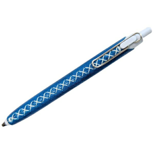 本革のペンカバーLUCE Pen Fit Dカン無タイプ。Dカン無でよりスタイリッシュ＆軽量化を実現。■見た目が可愛くて書くのが楽しみになる事ペンに挿すだけで使えます。ころんとしたフォルムが特徴でロロマレザーは6色から選べます。簡単に取り外しができるので、着せ替えも簡単！ステッチは全て手縫いでひとつひとつ作っています。■書き心地が良い事ロロマレザーは宝石のような美しい革とも呼ばれる植物性タンニン鞣し革です。硬すぎず柔らかすぎずグリップに適した革でずっと書いていても疲れにくいです。またエイジングが早く、使えば使うほど艶が増すのも特徴です。■お手入れ方法汚れた場合は、柔らかい布で乾拭きをしてください。水に濡れた場合は、乾いた柔らかい布で拭き、その後陰干ししてください。皮革用クリームを使用する場合は、少量のクリームを布の上で十分に薄く伸ばし、革の表面全体をなでるように塗ります。保管の際は高温・多湿を避け、風通しの良い場所に保管してください。■保証期間購入より1年以内の場合に、正しい使われ方にもかかわらず故障した場合は、修理または交換致します。LUCE RINGに送る送料のみお客様ご負担でお願い致します。購入1年以上の場合は、有料での修理となります。状態によって修理の可否や修理代金が変わってきますので、お問い合わせフォームより商品の状態をお気軽にお問合せお願い致します。■LUCE Pen Fit 適合表LUCE Pen Fit は、様々なペンにFitするように設計されています。詳細は上記の「取扱説明書を見る」もしくはメーカーHPにてご確認ください。適合表に記載のないペンにつきましては、現在のところ未調査となっております。そのため、特定のペンの対応可否に関するお問い合わせにはお答えいたしかねます。恐れ入りますが、何卒ご了承くださいますようお願いいたします。■製品についてご一読くださいLUCE RINGの製品は、全て本革・ハンドメイドで制作しており個体差がございます。一点物の個性としてお楽しみ頂ければ幸いです。万が一、気になることがございましたら、お気軽にLUCE RINGお問い合わせフォームよりご連絡くださいませ。・天然皮革の特性として、牛が生きていたときにできたキズやシワをそのまま生かしております。一方で、生産過程で新たに付いたキズにつきましては、出荷前の検品にて除外しております。・一枚の革の中には色ムラがあるため、商品写真と実際の商品の色合いが多少異なる場合があります。・ミシンの縫い目の横に跡がつく場合があります。・マヤレザーやマルゴーレザーに見られる白い斑点は、スクラッチ加工(やすりで表面を削る加工)によるものです。・縫製の糸端は焼き留め処理をしているため、跡が残ることがございます。・形成時に圧をかけた跡が、黒く残ったり、左右非対称になる場合が有ります。・多少の色移りが生じることがございます。淡色の衣料との組み合わせにご注意ください。■重量：約4g