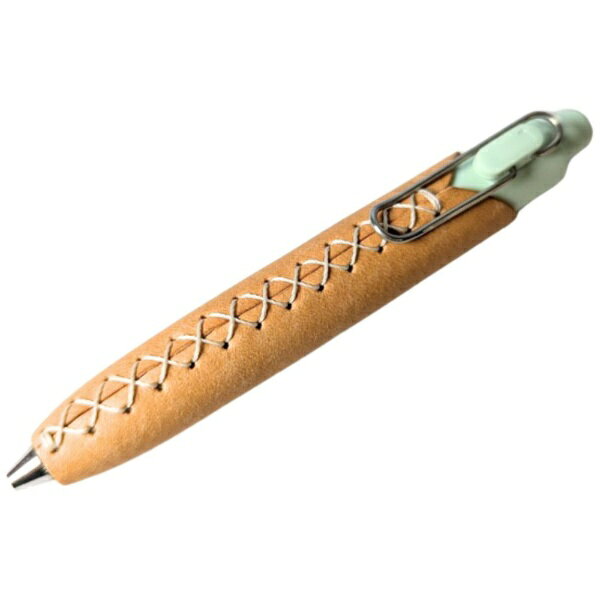 本革のペンカバーLUCE Pen Fit Dカン無タイプ。Dカン無でよりスタイリッシュ＆軽量化を実現。■見た目が可愛くて書くのが楽しみになる事ペンに挿すだけで使えます。ころんとしたフォルムが特徴でマヤレザーは8色から選べます。簡単に取り外しができるので、着せ替えも簡単！ステッチは全て手縫いでひとつひとつ作っています。■書き心地が良い事グリップは硬すぎず、柔らかすぎず、経年変化も楽しめる革が良い。マヤレザーは植物性タンニンなめし革に、十分オイルを染み込ませ、表面を毛羽立ち加工したレザーです。毛羽立ち加工により表面に加工模様が付き、マットで少しざらついた手触りを持ち、エイジングが早いことが特徴です。使えば使うほどエイジングが出てきます。毛羽立ちが落ち着き、見た目には艶が出てしっとりとした感触になります。■お手入れ方法汚れた場合は、柔らかいウエスでの乾拭きか、革用ブラシでのブラッシングをしてください。毛羽立ち加工していますので、水拭きやオイル塗布により毛羽立ちが寝てしまい、色調が変わりムラになりやすいのでご注意ください。基本的には、保湿クリームやオイル塗布は不要です。■保証期間購入より1年以内の場合に、正しい使われ方にもかかわらず故障した場合は、修理または交換致します。LUCE RINGに送る送料のみお客様ご負担でお願い致します。購入1年以上の場合は、有料での修理となります。状態によって修理の可否や修理代金が変わってきますので、お問い合わせフォームより商品の状態をお気軽にお問合せお願い致します。■LUCE Pen Fit 適合表LUCE Pen Fit は、様々なペンにFitするように設計されています。詳細は上記の「取扱説明書を見る」もしくはメーカーHPにてご確認ください。適合表に記載のないペンにつきましては、現在のところ未調査となっております。そのため、特定のペンの対応可否に関するお問い合わせにはお答えいたしかねます。恐れ入りますが、何卒ご了承くださいますようお願いいたします。■製品についてご一読くださいLUCE RINGの製品は、全て本革・ハンドメイドで制作しており個体差がございます。一点物の個性としてお楽しみ頂ければ幸いです。万が一、気になることがございましたら、お気軽にLUCE RINGお問い合わせフォームよりご連絡くださいませ。・天然皮革の特性として、牛が生きていたときにできたキズやシワをそのまま生かしております。一方で、生産過程で新たに付いたキズにつきましては、出荷前の検品にて除外しております。・一枚の革の中には色ムラがあるため、商品写真と実際の商品の色合いが多少異なる場合があります。・ミシンの縫い目の横に跡がつく場合があります。・マヤレザーやマルゴーレザーに見られる白い斑点は、スクラッチ加工(やすりで表面を削る加工)によるものです。・縫製の糸端は焼き留め処理をしているため、跡が残ることがございます。・形成時に圧をかけた跡が、黒く残ったり、左右非対称になる場合が有ります。・多少の色移りが生じることがございます。淡色の衣料との組み合わせにご注意ください。■重量：約2g