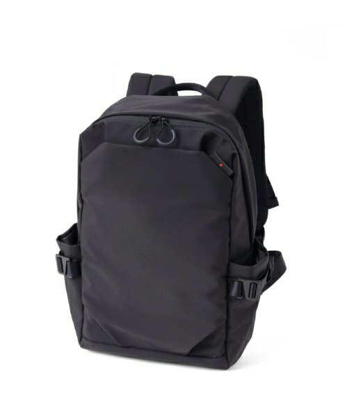 近年、新たな移動手段として注目を集めている「電子キックボード」や「電動アシスト自転車」。電動モビリティシェアリングサービスを提供する『LUUP(ループ)』公認商品として、移動時に便利で機能性に優れたA4サイズのリュックが登場。エキスパンダブル機能や、セットアップ機能、付属スマホポーチなど細部までこだわりぬいた機能面は、ビジネスシーンから旅行まで幅広く活躍してくれます。本体の素材には、撥水素材のシワになりにくく、ふんわりとした質感のポリエステルを使用しており、撥水性のあるコイルファスナーを採用しています。このため、雨の日でも安心してお使いいただけます。ソフトで軽やかな印象を保ちながら、ステッチなどの装飾を表に出さず、シンプルで洗練されたデザインに仕上げています。本体サイズ：W28×H40×D10 (拡張時:16) cm